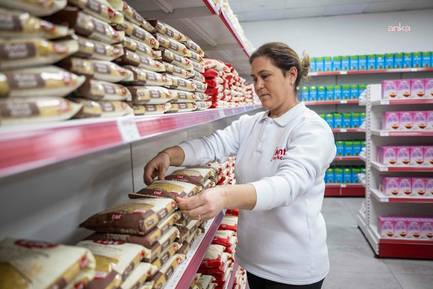 Bornova Belediyesi’nden yeni yıl hediyesi: Kent Market kartlarına ek kredi desteği Bornova Belediyesi, Kent Marketlerden yararlanan 3 bin 500 ailenin kartına