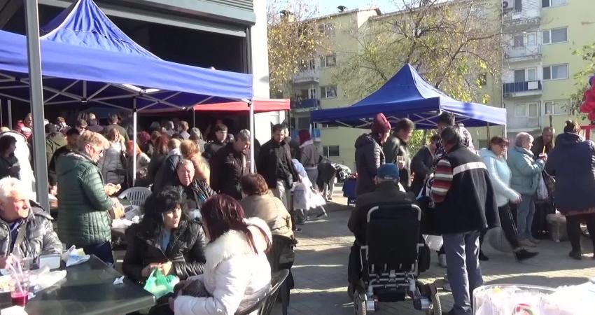 Edirne’de Bulgar turist yoğunluğu yaşandı Edirne’de her hafta kurulan Cumartesi Pazarı'nda Bulgar turist yoğunluğu yaşandı.