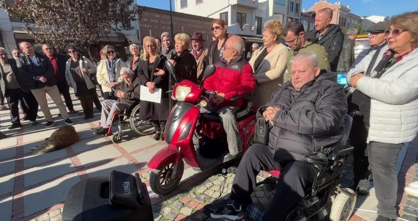 Edirne’de engelliler haklarını istedi Edirne’de engelli bireyler 3 Aralık Dünya Engelliler Günü’nde haklarını istemek