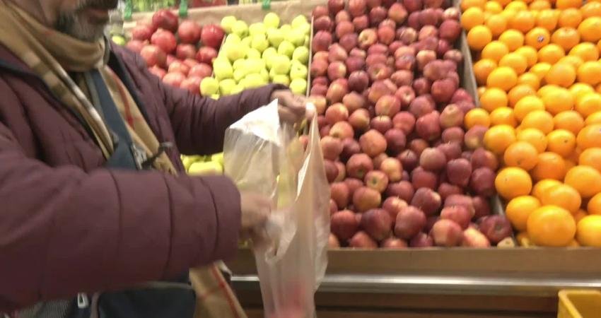 İzmir’de yılbaşı alışverişi yapan emekli Yavuz ve Zeynep Karagöz çifti,