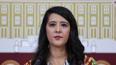 Emek Partisi (EMEP) Genel Başkan Yardımcısı Sevda Karaca, işçi Nuh Mercimek'in