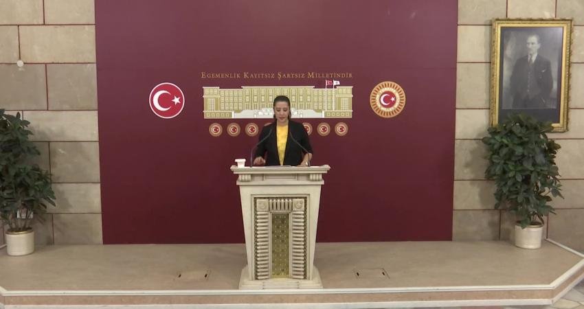 EMEP’li Karaca’dan Evrensel Gazetesi saldırganının tahliyesine tepki: “Bu vakitten sonra tetikçinin işleyeceği her suçun arkasında mahkemenin verdiği cüret vardır” Emek Partisi (EMEP) Gaziantep Milletvekili Sevda Karaca, Evrensel Gazetesi İzmir