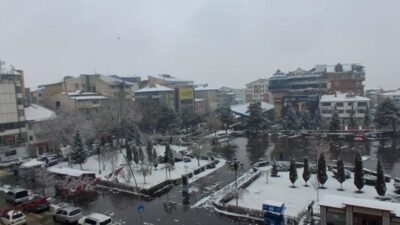 Erzurum, güne uzun süredir beklenen kar yağışıyla başladı. Mevsim normallerinin