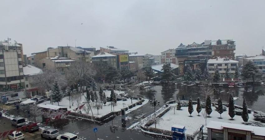 Erzurum’a yılın ilk karı yağdı Erzurum, güne uzun süredir beklenen kar yağışıyla başladı. Mevsim normallerinin