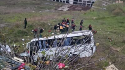 Esenyurt'ta bir servis minibüsü yağışın da etkisiyle kontrolden çıkarak boş