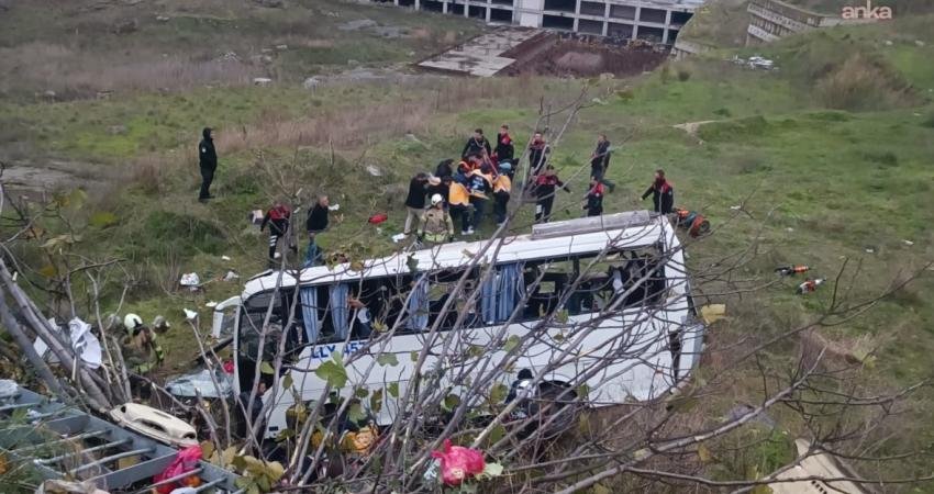 Esenyurt'ta bir servis minibüsü yağışın da etkisiyle kontrolden çıkarak boş