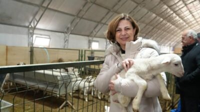 Eskişehir Büyükşehir Belediyesi, hem hayvancılıkla hem de arıcılıkla uğraşan üreticilere