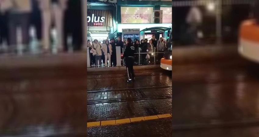 Eskişehir’de çözüm sürecini eleştiren polis memuru görevden uzaklaştırıldı Emniyet Genel Müdürlüğü, Eskişehir'de ES ES Tramvay Durağı'nda yeni çözüm