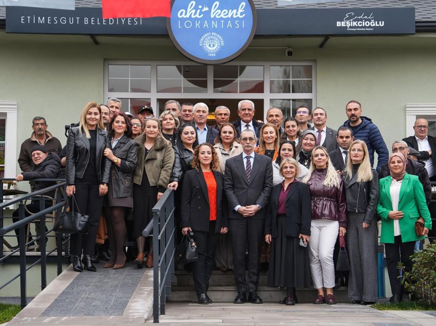Etimesgut Belediye Başkanı Beşikcioğlu muhtarlarla Ahi Kent Lokantası’nda bir araya geldi Etimesgut Belediye Başkanı Erdal Beşikcioğlu, katılımcı yönetim anlayışı kapsamında düzenlenen