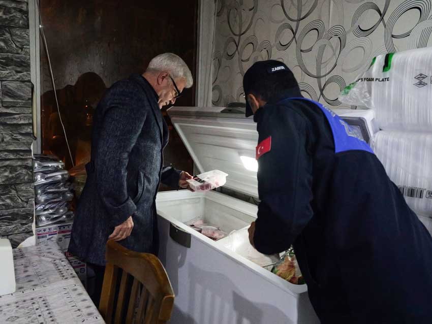 Etimesgut Belediyesi sıkı denetimlerini sürdürüyor Etimesgut Belediyesi, ilçe genelinde halk sağlığını korumaya yönelik gıda denetimlerini