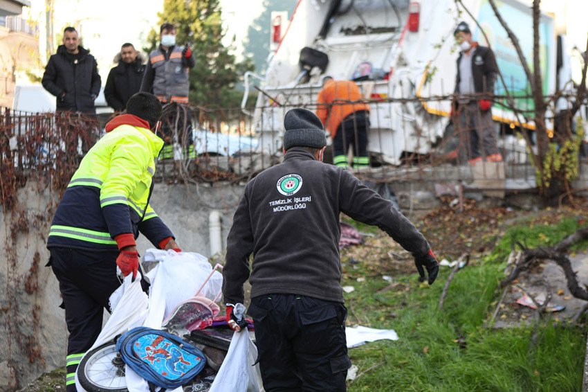 Etimesgut Kazım Karabekir Mahallesi’ndeki yoğun istifleme yapılan eve belediye ekiplerinden müdahale Etimesgut Belediyesi, ilçe sakinlerinin sağlığını, güvenliğini ve yaşam kalitesini korumak