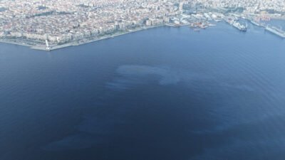 İzmir Körfezi’nde drone gözlemleri sırasında Karşıyaka’daki tersane bölgesinde kaynağı henüz