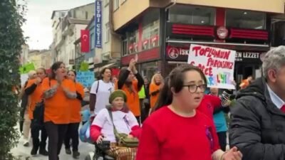 Fındıklı Engelsiz Yaşam Derneği, ilçede farkındalık yürüyüşü düzenledi. Dernek Başkanı