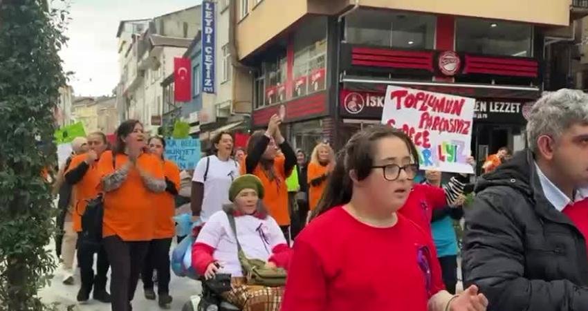 Fındıklı Engelsiz Yaşam Derneği’nden farkındalık yürüyüşü: “Bizler ne acınacak ne de dışlanacak bireyleriz” Fındıklı Engelsiz Yaşam Derneği, ilçede farkındalık yürüyüşü düzenledi. Dernek Başkanı