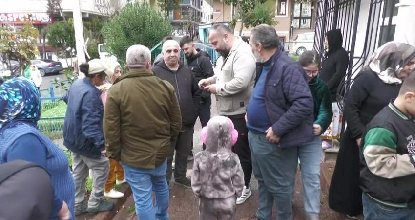 Gazi Mahallesi'nde kış yaklaşırken, mont, bot gibi ürünler ihtiyaç sahiplerine