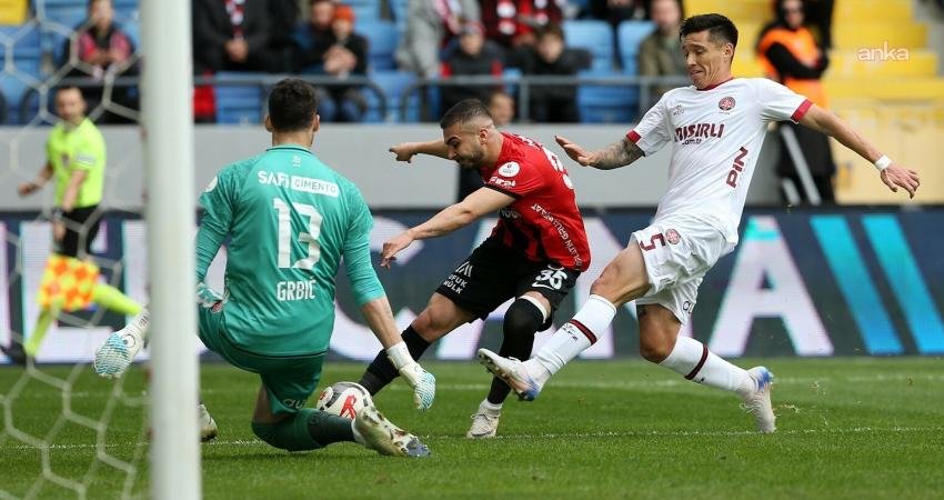 Gençlerbirliği, Fatih Karagümrük’ü 3-0 mağlup etti Süper Lig’in 15. haftasında Gençlerbirliği evinde Fatih Karagümrük’ü 3-0 mağlup