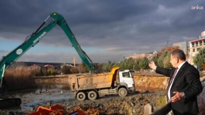 Gölbaşı Belediyesi tarafından Mogan Gölü’nün Sahil Caddesi kıyısında başlatılan temizlik