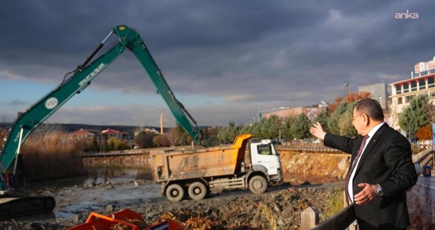 Gölbaşı Belediyesi tarafından Mogan Gölü’nün Sahil Caddesi kıyısında başlatılan temizlik