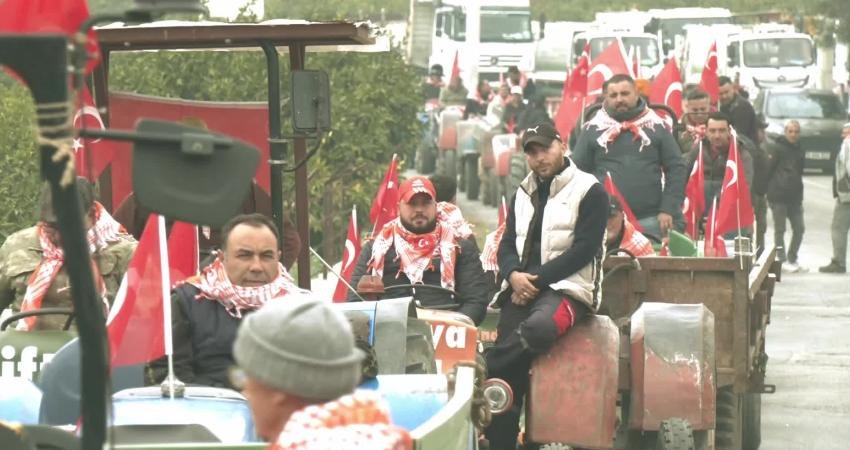 CHP Menderes İlçe Başkanlığı’nın Gümüldür’de mandalina üreticilerine destek amacıyla düzenlediği