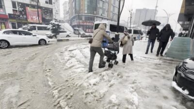 Hakkari ve ilçelerinde etkili olan kar yağışı hayatı olumsuz etkiledi.