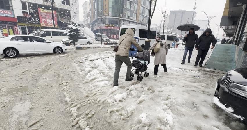 Hakkari ve ilçelerinde etkili olan kar yağışı hayatı olumsuz etkiledi.