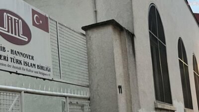 Hannover’de DİTİB Merkez Camisi ile İGMG Camisi’nin dış duvarlarına, kimliği