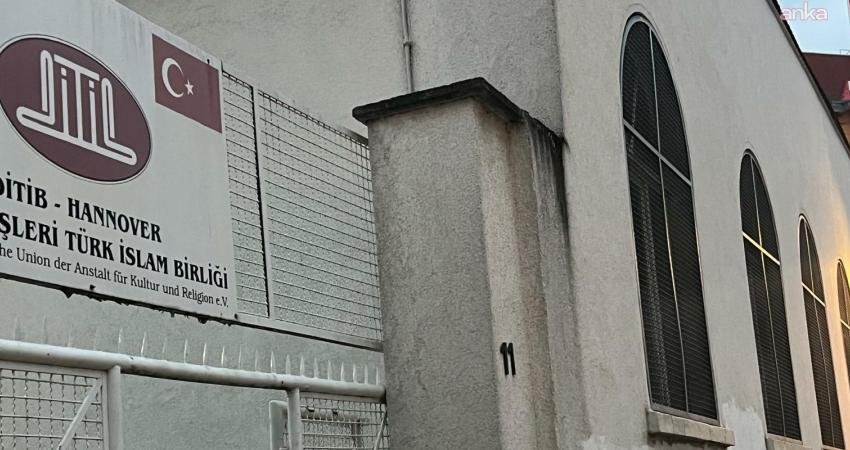 Hannover’de camilere İsrail ordusunu simgeleyen “IDF” yazıldı Hannover’de DİTİB Merkez Camisi ile İGMG Camisi’nin dış duvarlarına, kimliği