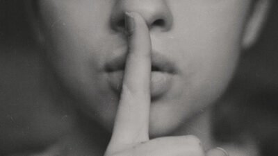 Gülen bir yüz, derin bir yorgunluğu saklayabilir. Sessizlik, bazen en