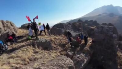 Iğdır Dağcılık ve Bisiklet Spor Kulübü (İDABİZ) üyeleri, 3 Aralık Dünya