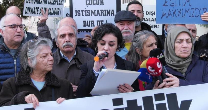 İHD: Hapishaneler, Türkiye’de siyasal iktidarın hukuku bir baskı ve sindirme aracı olarak kullanmasının sonucunda tıka basa dolu durumdadır İnsan Hakları Derneği, 10 Aralık Dünya İnsan Hakları Gününde Sultanahmet
