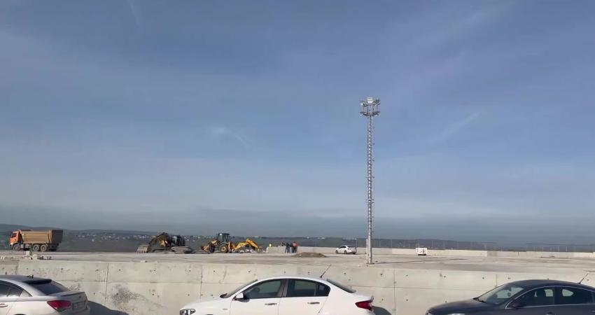 İş makineleri Silivri’ye yeni duruşma salonu çalışmaya başladı… Avukat Ersöz: “İBB yargılamalarının başlaması için bu salon beklenecekse hukuk ihlalleri gündeme gelecek” İstanbul Büyükşehir Belediyesi (İBB) iddianamesinin hazırlanmasının ardından Silivri’deki Marmara Kapalı