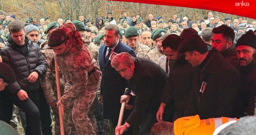 İstanbul’daki uyuşturucu operasyonunda şehit düşen Polis Memuru Albayrak Samsun’da son yolculuğuna uğurlandı İstanbul Çekmeköy’de uyuşturucu operasyonu sırasında açılan ateş sonucu ağır yaralanan