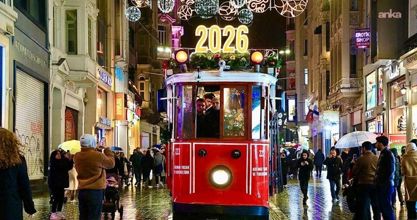 İETT, yılbaşı ruhunu şehrin en sembolik noktalarından biri olan İstiklal
