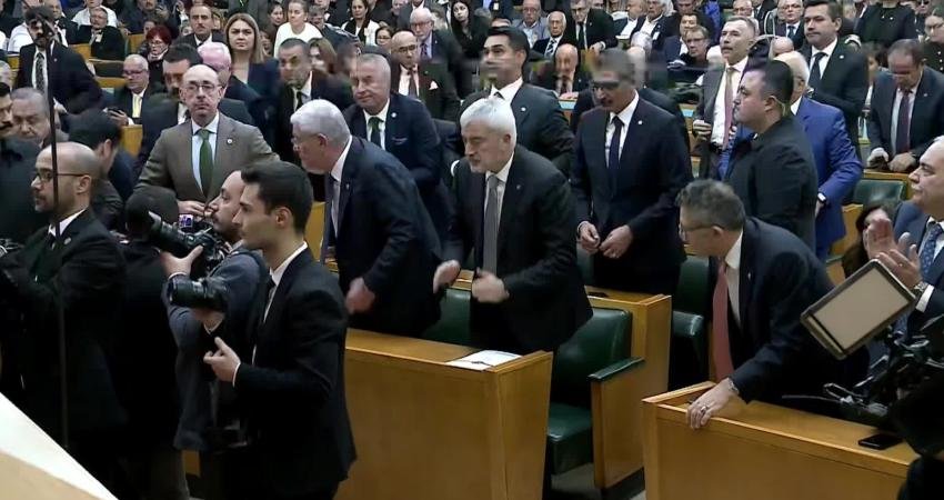 İYİ Parti Genel Başkanı Müsavat Dervişoğlu, Mesud Barzani'nin uzun namlulu