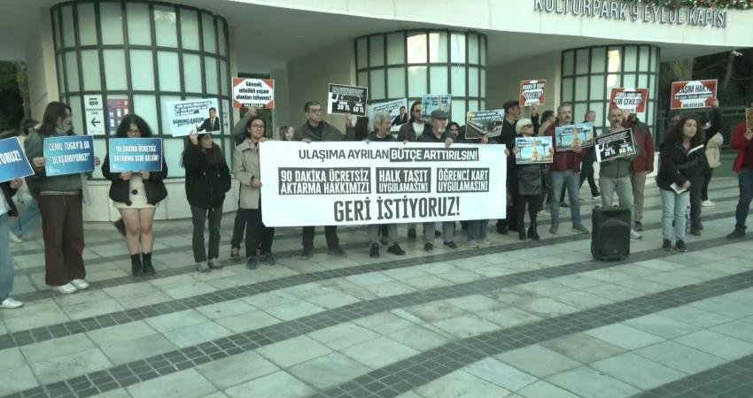 İZBAN’daki zamlar ve aktarma krizine tepki: Müşteri değil halkız, hakkımızı geri alacağız Üniversite öğrencileri ve vatandaşlar, İZBAN’daki fahiş zamlar, kaldırılan aktarma sistemi