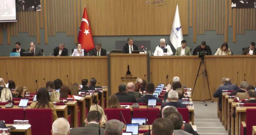 İZBB Başkanı Tugay: İzmir Büyükşehir Belediyesi’ni batıracak yanlış işlerin arkasında olamam İzmir Büyükşehir Belediye Meclisi’nin aralık ayı ikinci birleşiminde konuşan İZBB