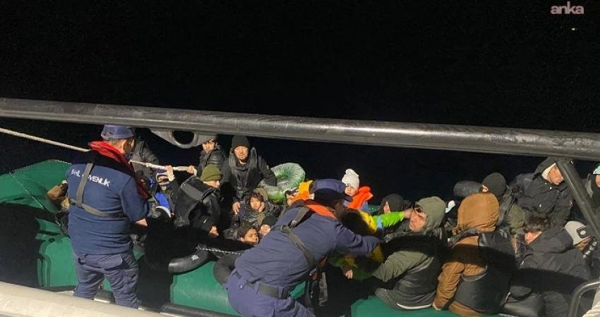 Sahil Güvenlik Komutanlığı ekipleri, İzmir’in Seferihisar ilçesi açıklarında lastik botta