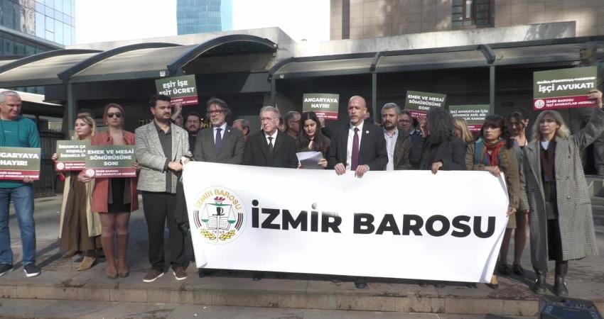 İzmir Barosu üyesi avukatlar, adliye önünde yaptıkları açıklamayla ekonomik koşullar