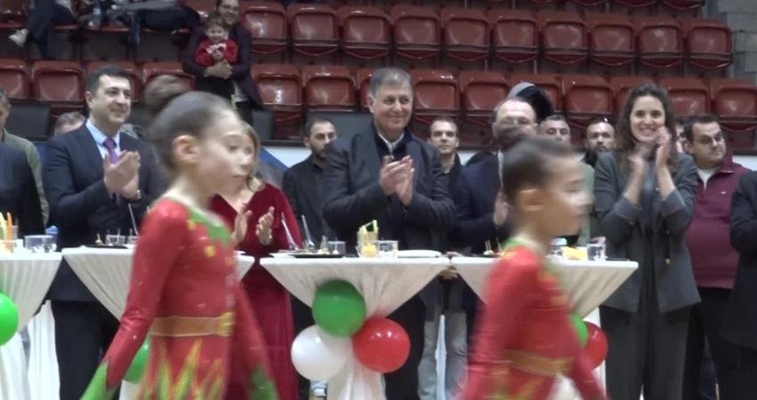 İzmir Büyükşehir Belediye Başkanı Tugay, yeni yıl öncesi sporcularla bir araya geldi: “Bize mutluluk gözyaşları döktürün” İzmir Büyükşehir Belediye Başkanı Cemil Tugay, Gençlik ve Spor Hizmetleri