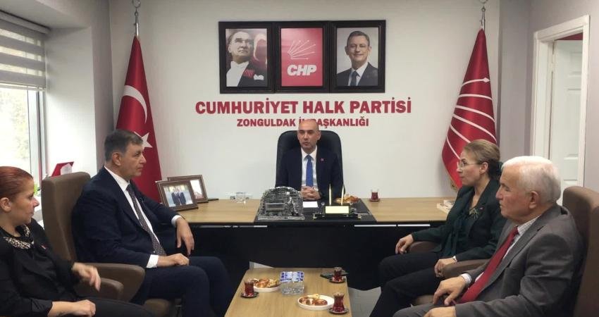 İzmir Büyükşehir Belediye Başkanı Cemil Tugay, Zonguldak Belediye Başkanı Tahsin Erdem'i