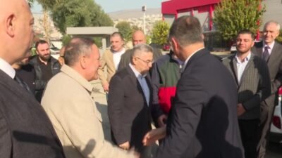 İzmir Büyükşehir Belediye Başkanı Cemil Tugay kentin köklü iki camiasını