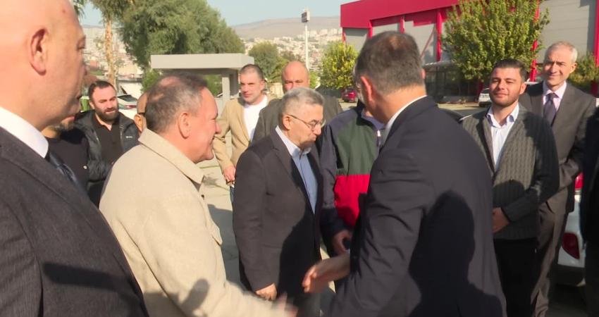 İzmir Büyükşehir Belediye Başkanı Tugay’dan Karşıyaka ve Göztepe Spor Kulüplerine ziyaret İzmir Büyükşehir Belediye Başkanı Cemil Tugay kentin köklü iki camiasını