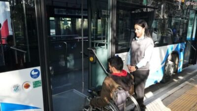 İzmir Büyükşehir Belediyesi, görme engelli yolcuların güvenle kullandığı ödüllü “Duraktayım”