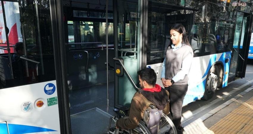 İzmir Büyükşehir Belediyesi, görme engelli yolcuların güvenle kullandığı ödüllü “Duraktayım”