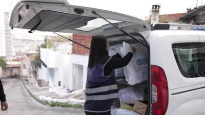 İzmir Büyükşehir Belediyesi, ihtiyacı olan ailelere battaniye, soba, yakacak, bot