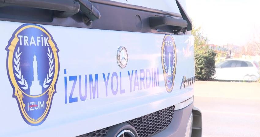 İzmir Büyükşehir Belediyesi, iki çekici aracıyla günün yoğun saatlerinde arızalı