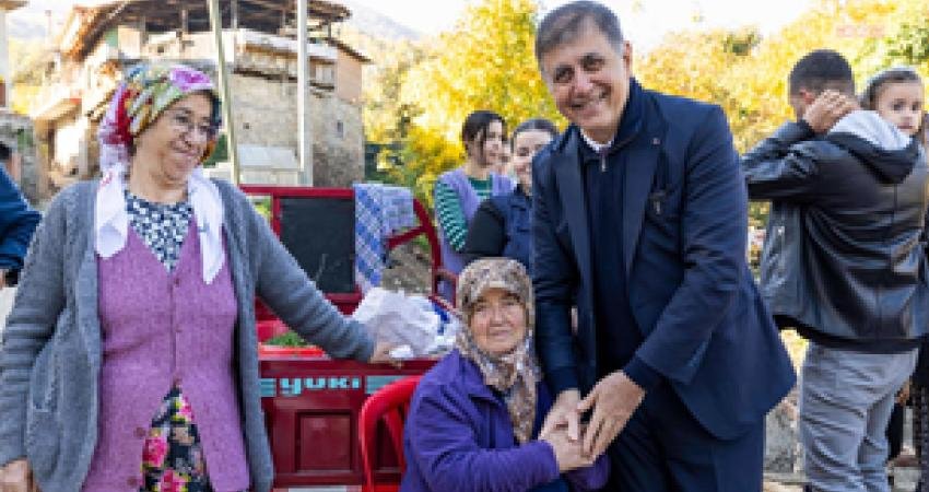 İzmir Büyükşehir Dünya Kooperatifçilik Günü’nü çiftçilerle kutluyor İzmir Büyükşehir Belediyesi, 21 Aralık Dünya Kooperatifçilik Günü kapsamında, sürdürülebilir