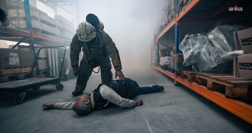 İzmir İtfaiyesi’nden deprem ve yangın tatbikatı İzmir İtfaiyesi, İzmir Büyükşehir Belediyesi Buz Sporları Salonu ve ESHOT’un