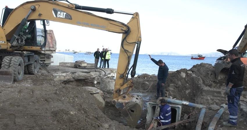 İzmir Yeni Foça’da taşkın kabusu bitti İZSU’nun Yeni Foça’da Şavklı Deresi çıkışında tarihi köprüyü koruyarak yaptığı
