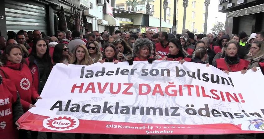 İzmir’de DİSK’in eylemi 4. gününde… İşçilerden yönetime ‘masa’ çağrısı DİSK’in İzmir Büyükşehir Belediyesi iştiraklerinde yaşanan ödeme sorunu ve havuz